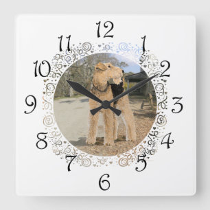 Airedale in de Stable Yard Vierkante Klok