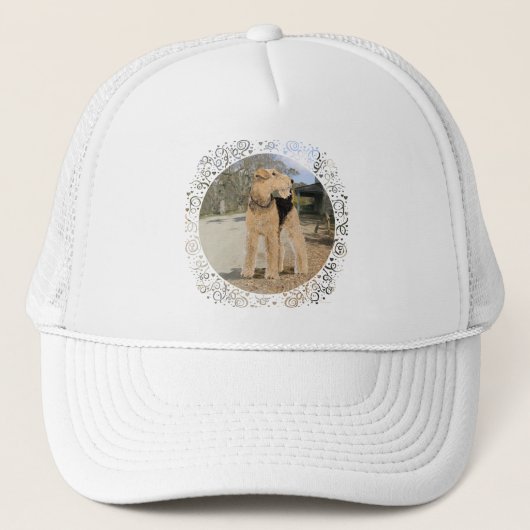 Airedale in de stalwerf trucker pet (Voorkant)