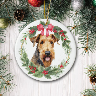 Airedale Terrier Dog Red Bow Holly Krans Keramisch Ornament