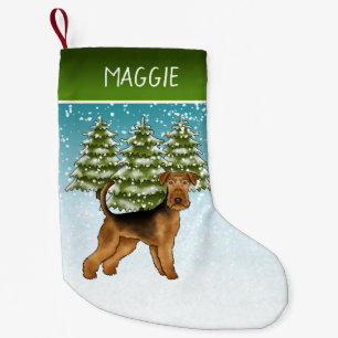 Airedale Terrier-hond Besneeuwd Winterbos En Naam Kleine Kerstsok