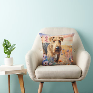 Airedale Terrier-hond in een weide met wilde bloem Kussen