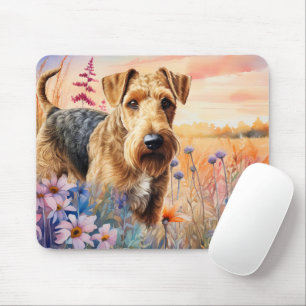 Airedale Terrier-hond in een weide met wilde bloem Muismat