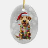 Airedale Terrier Hond verpakt in kerstverlichting Keramisch Ornament (Voorkant)