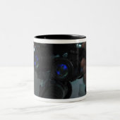 Airman past de eyespan aan tweekleurige koffiemok (Center)