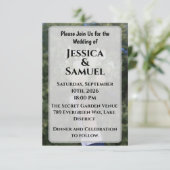 Airy Outdoor Wedding Invitation with White Roses (Debout devant)