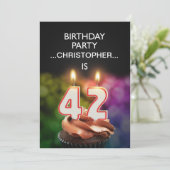 Ajouter un nom, 42e fête d'anniversaire Invitation (Debout devant)