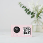Ajouter une carte de visite avec logo rose et code (Debout devant)