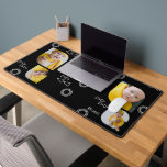 Ajouter vos propres 4 photos et texte personnalisé<br><div class="desc">Créez une photo Tapis de bureau personnalisé de Ricaso - ajoutez 4 photos et du texte à ce grand accessoire de bureau à motif de cercle et triangle - un grand ajout à votre bureau ou à votre maison, gardez vos proches avec vous pendant que vous travaillez, ajoutez des photos...</div>