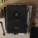 Ajoutez votre logo élégant cuir noir 2026<br><div class="desc">Logo élégant et luxueux personnalisé,  bureau personnalisé,  travail scolaire,  entreprise ou planificateur personnel.                     Convient aux professionnels de la petite entreprise,  du bureau à domicile,  des entreprises ou des entreprises indépendantes,  de l'école,  de l'image de marque personnelle,  des portefeuilles ou des stylistes,  des gestionnaires,  des enseignants,  des étudiants.</div>