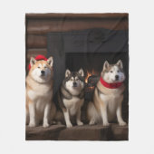 Akita bij de open haard Kerstmis Fleece Deken (Voorkant)