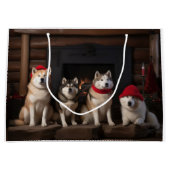 Akita bij de open haard Kerstmis Groot Cadeauzakje (Voorkant)