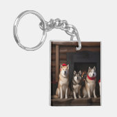 Akita bij de open haard Kerstmis Sleutelhanger (Voorkant Links)