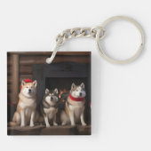 Akita bij de open haard Kerstmis Sleutelhanger (Achterkant)