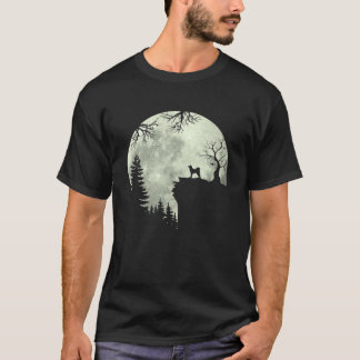 Akita Inu Dog en Moon Howl in Forest Dog Hhalwee T-shirt