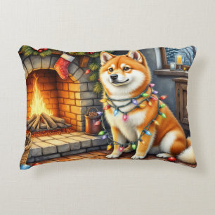 Akita zittend bij open haard met kerstverlichting accent kussen
