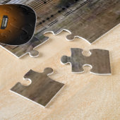 Akoestische gitaar~Sheet Muziek op Barnwood Achter Legpuzzel (Zijkant)