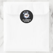 Alarmkakker Funny Alarm Clock Pun Dark BG Ronde Sticker (Tas)