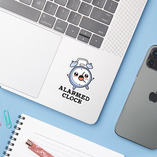 Alarmkakker Funny Alarm Clock Pun Sticker (Laptop met iPhone)