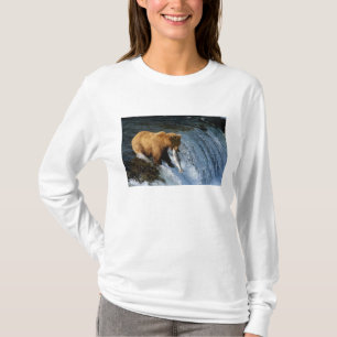 Alaska bruine beer vangt zalm bij Brooks T-shirt