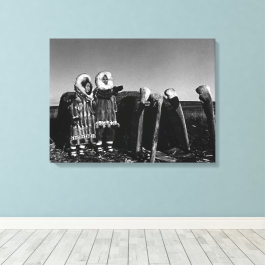Alaska Fur clad eskimo arctic sod igloo Canvas Afdruk (Insitu (Houten vloer))