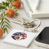 Alaska Malamute met Amerikaanse vlag achtergrond Sleutelhanger (Voorkant Rechts)
