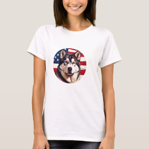 Alaska Malamute met Amerikaanse vlag achtergrond T-shirt