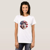 Alaska Malamute met Amerikaanse vlag achtergrond T-shirt (Voorkant volledig)