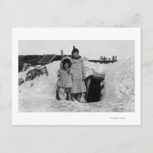 Alaskan Eskimos buiten hun huisfoto Briefkaart
