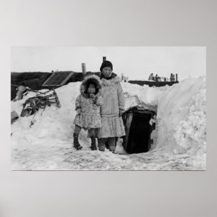Alaskan Eskimos buiten hun huisfoto Poster