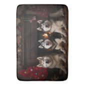 Alaskan Malamute bij de open haard Kerstmis Badmat (Voorkant Verticaal)