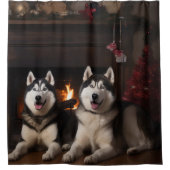 Alaskan Malamute bij de open haard Kerstmis Douchegordijn (Voorkant)