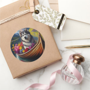 Alaskan Malamute Dog op Paddle: Een Schilderachtig Ronde Sticker