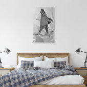 Alaskan Seal Hunter met Snowschoenen Foto Canvas Afdruk (Insitu (Slaapkamer))