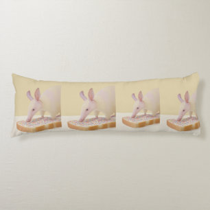 Albino Aardvark & Sprinkle Toast – Minimale Whimsy Lichaamskussen