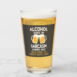 Alcohol gaat in witte gele grappige tekst glas