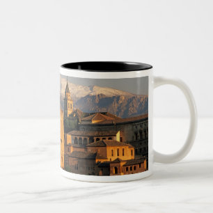 Alhambra; Granada; Andalusië, Spanje, Sierra Tweekleurige Koffiemok