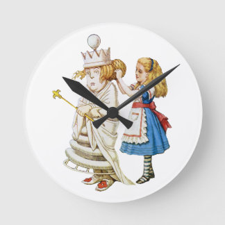 Alice and the White Queen in Wonderland Ronde Klok