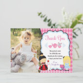 Alice dans le carte de remerciements (Debout devant)