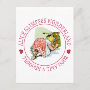 Alice glimpt Wonderland door een kleine deur Briefkaart