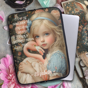 Alice in Wonderland knuffelt een roze flamingo Laptop Sleeve