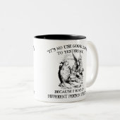 Alice in Wonderland - Verschillende persoon Tweekleurige Koffiemok (Voorkant rechts)