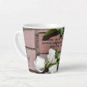 Alice Young Memorial Brick met witte rozen Mok (Linkerhoek)