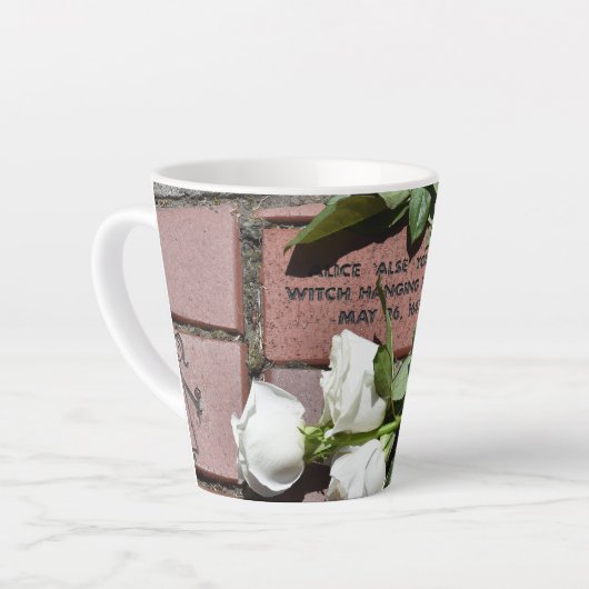 Alice Young Memorial Brick met witte rozen Mok (Linkerhoek)