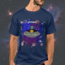 Alien dans un vaisseau spatial portant un t-shirt 