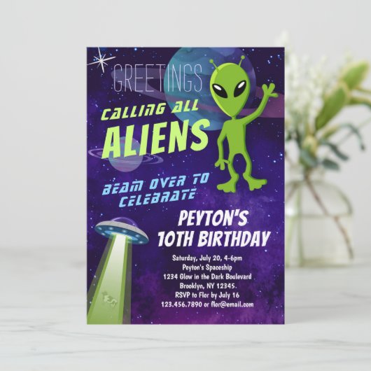 Alien de l'OVNI Invitation d'anniversaire (Debout devant)