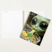Alien drôle mangeant des nouilles Ramen Monogrammé (Devant avec enveloppe)