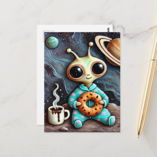 Alien in blauwe PJ's met een koffie en bagel Briefkaart (Voorkant / Achterkant in situ)