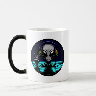 Alien in Water met Hoofdtelefoon geven Peace Sign Magische Mok