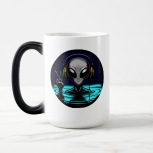 Alien in Water met Hoofdtelefoon geven Peace Sign Magische Mok