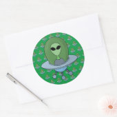 Alien in zijn kleine ruimteschip ronde sticker (Envelop)